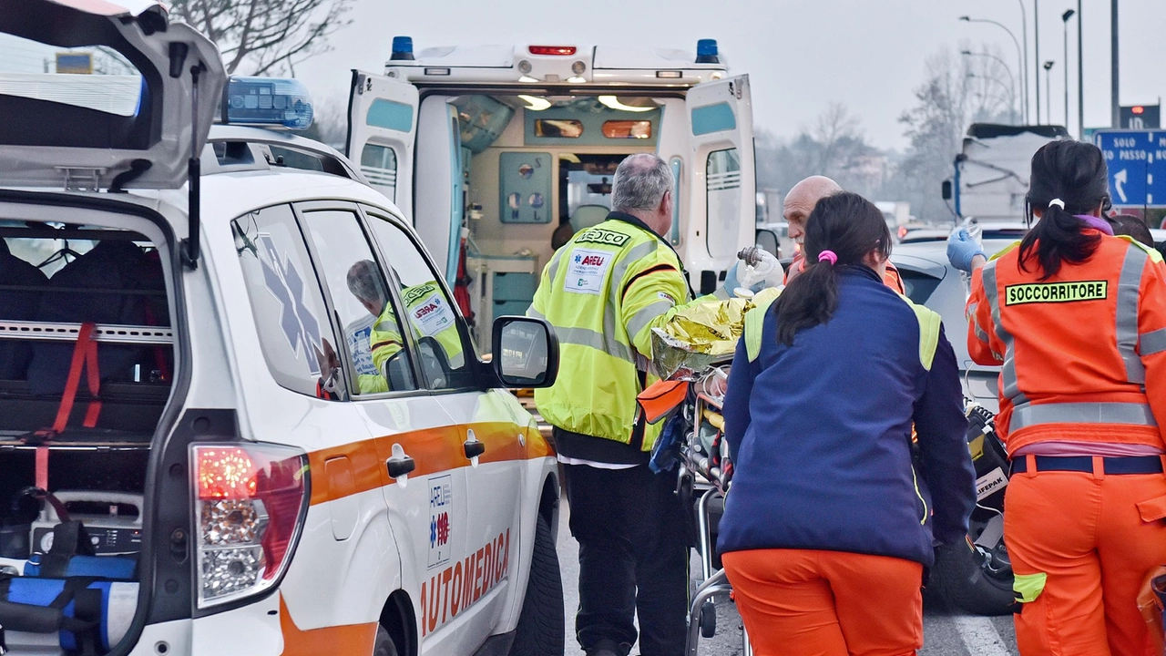 Sul posto diversi mezzi di soccorso (foto di repertorio)