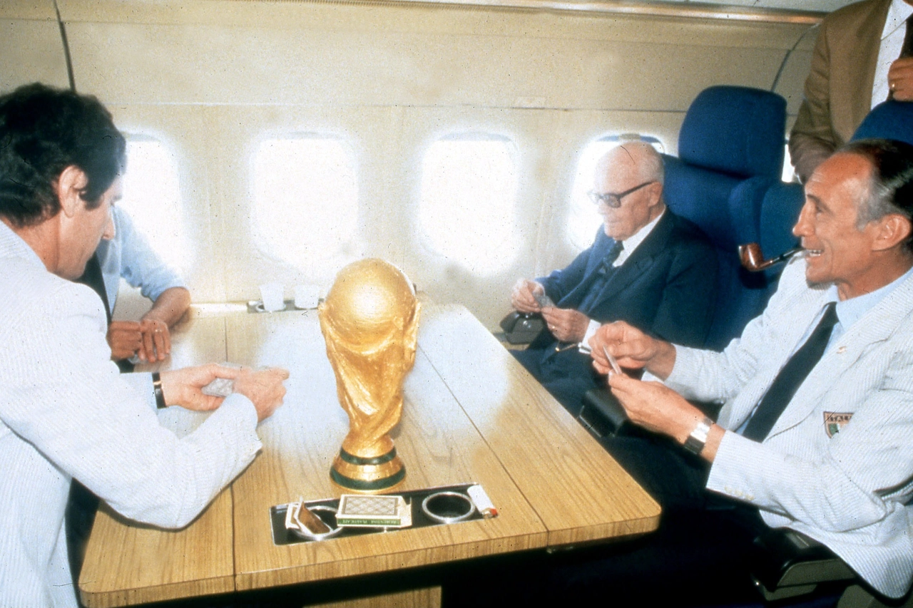 Sandro Pertini ed Enzo Bearzot (con la pipa in bocca) mentre giocano a carte con Franco Causio (coperto) e Dino Zoff sull'aereo che riporta l'Italia mundial del 1982 nel nostro Paese