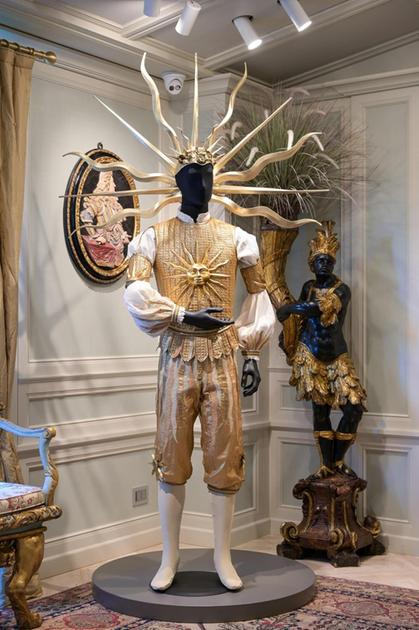 moda e scultura si fondono con il fauno danzante