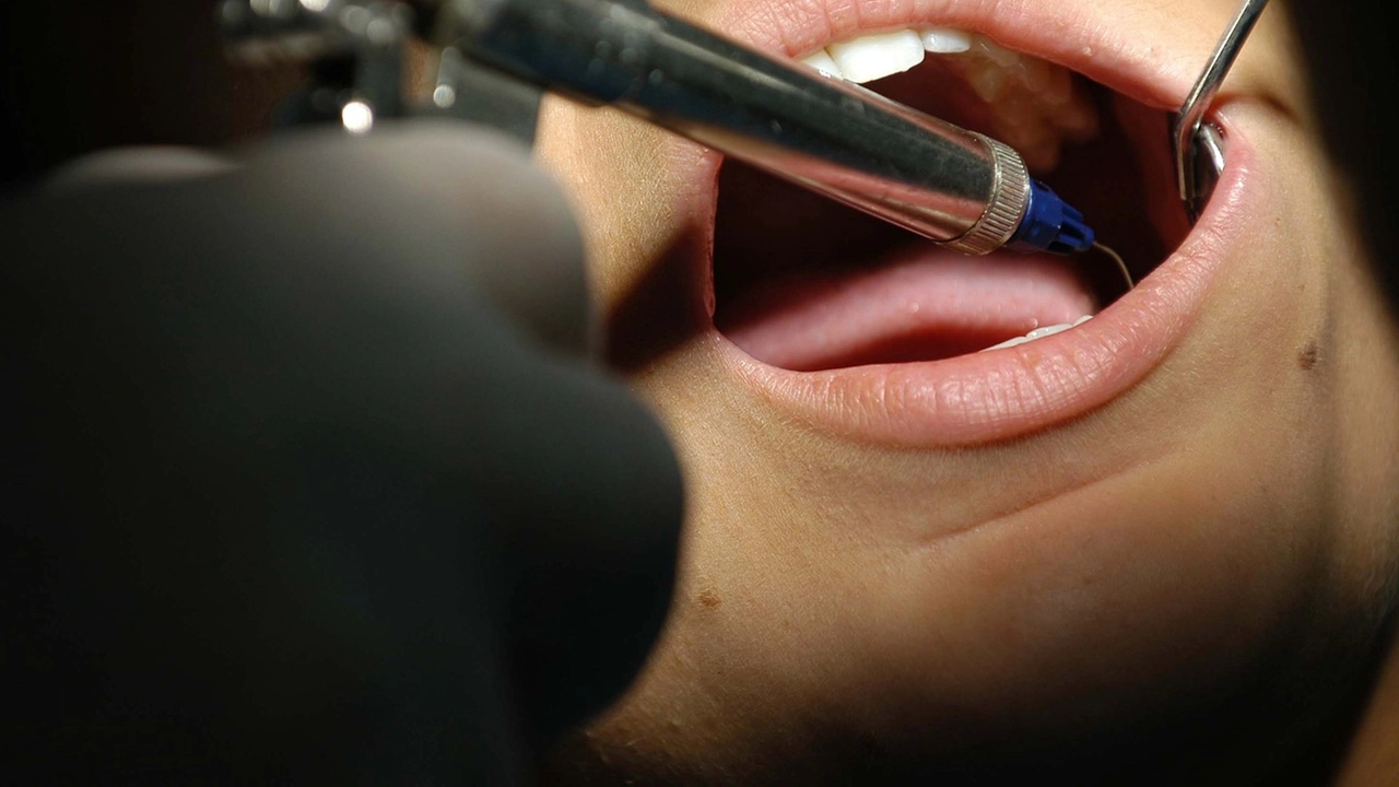 Un dentista (Foto archivio Imagoeconomica) Un dentista (Foto archivio Imagoeconomica)
