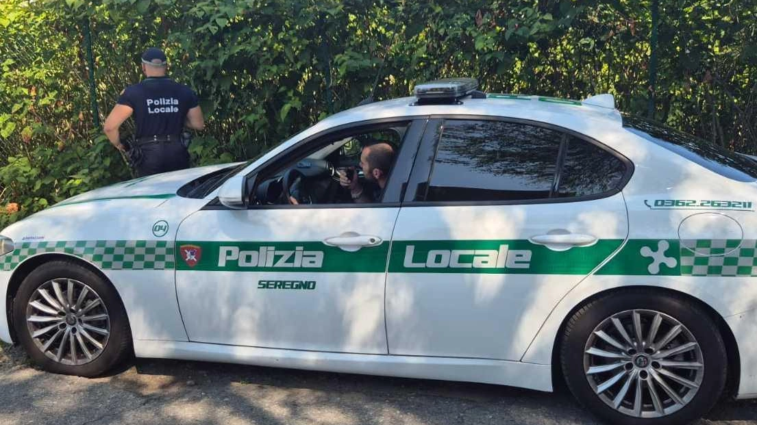 Gli agenti della polizia locale di Seregno si sono presentati in via Gubbio, alle spalle del Don Orione, dopo aver rilevato anomalie: tre persone nei guai Gli agenti della polizia locale di Seregno si sono presentati in via Gubbio, alle spalle del Don Orione, dopo aver rilevato anomalie: tre persone nei guai