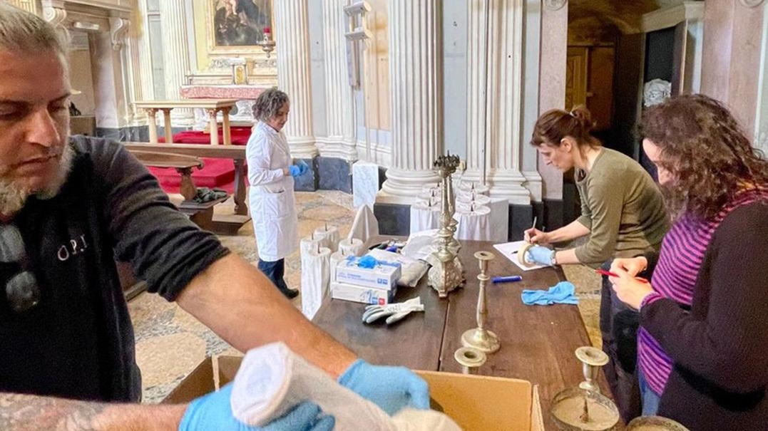 Tra i pezzi più rari un crocifisso in tessuto ricavato da una pianeta francese del Trecento e un paramento liturgico confezionato con un abito donato dalla regina Margherita. Tra i pezzi più rari un crocifisso in tessuto ricavato da una pianeta francese del Trecento e un paramento liturgico confezionato con un abito donato dalla regina Margherita.