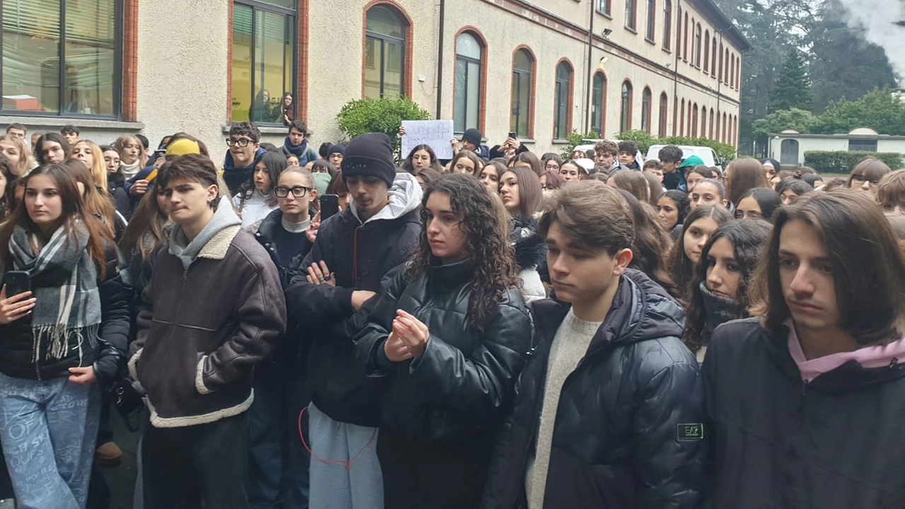 Gli studenti del liceo classico Quasimodo ieri mattina hanno scioperato e protestato in cortile contro lo stato di incuria in cui versa l’edificio ormai da anni Gli studenti del liceo classico Quasimodo ieri mattina hanno scioperato e protestato in cortile contro lo stato di incuria in cui versa l’edificio ormai da anni