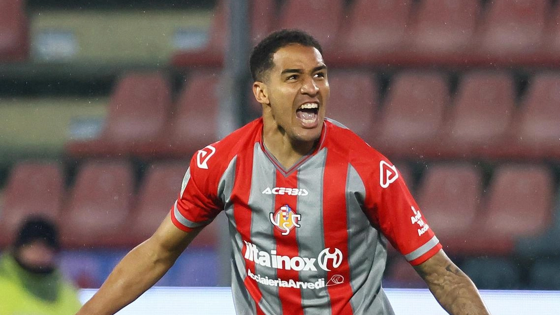 La gioia di Charles Pickel dopo aver realizzato il gol del definitivo 2-2 allo Zini