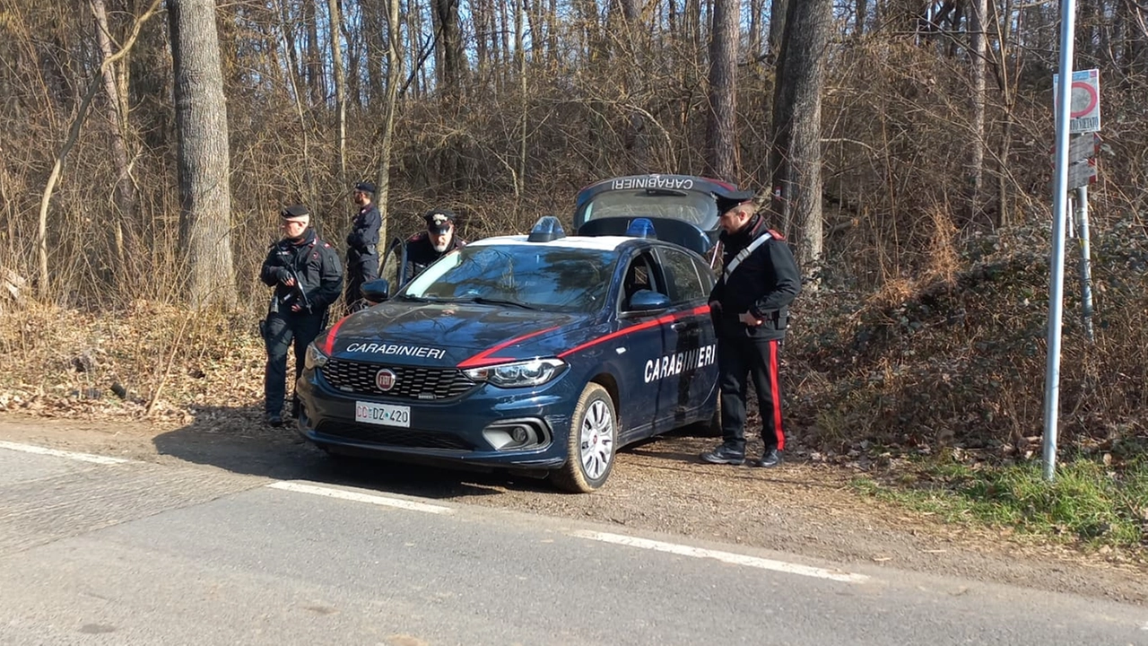 Carabinieri smantellano un bivacco a Fino Mornasco Carabinieri smantellano un bivacco a Fino Mornasco
