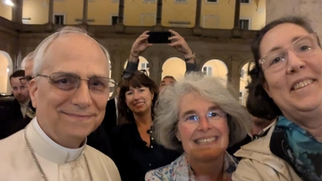 Selfie con la gente e il primo autografo da Papa: Leone XIV a sorpresa fuori dal Vaticano