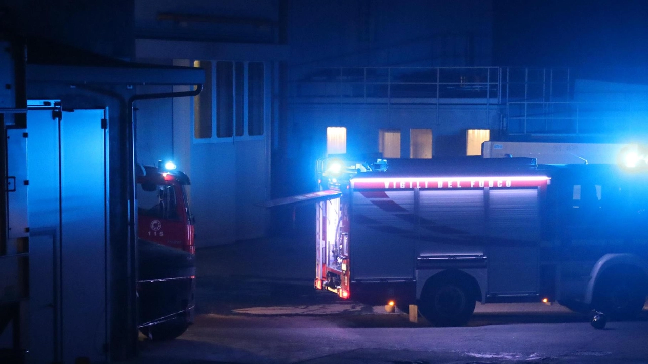 Incendio notturno alla Carcano di Delebio: rogo spento dopo ore di intervento dei Vigili del Fuoco. Indagini in corso sulle cause, danni ingenti. Incendio notturno alla Carcano di Delebio: rogo spento dopo ore di intervento dei Vigili del Fuoco. Indagini in corso sulle cause, danni ingenti.