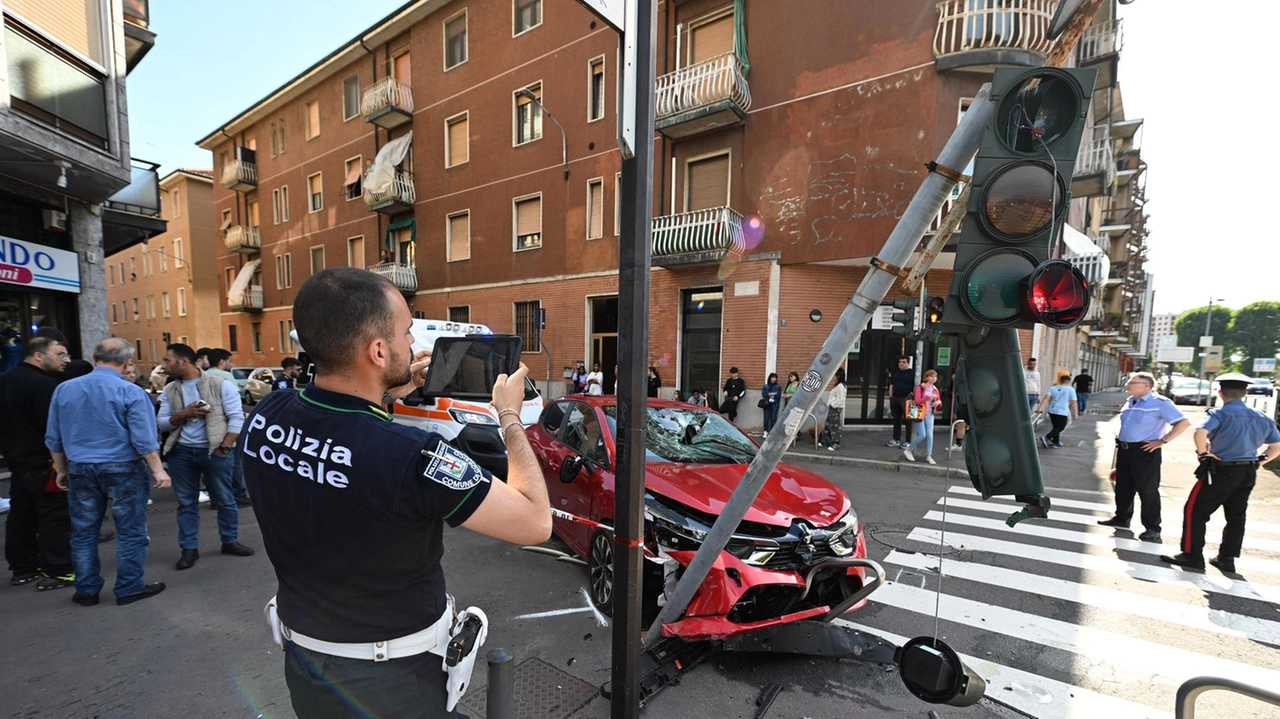 Corsico, l’impatto in via Sant’Adele. La donna è stata soccorsa ma è deceduta poco dopo in ospedale. Il pensionato al volante ha proseguito la marcia per trenta metri prima di schiantarsi contro un semaforo. Corsico, l’impatto in via Sant’Adele. La donna è stata soccorsa ma è deceduta poco dopo in ospedale. Il pensionato al volante ha proseguito la marcia per trenta metri prima di schiantarsi contro un semaforo.