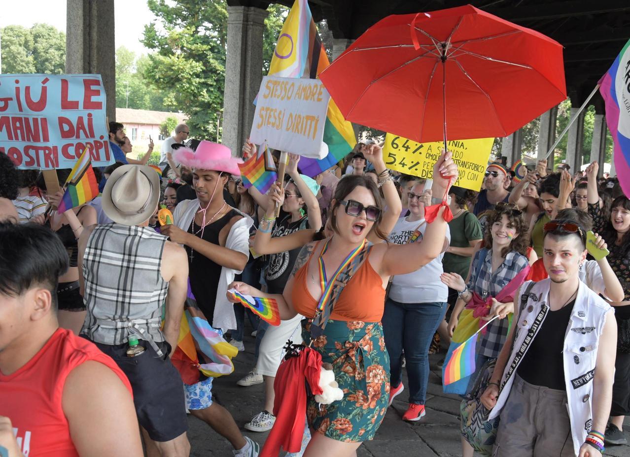 Al Pavia Pride in 1.500. Senza diritti, niente pace Al Pavia Pride in 1.500. Senza diritti, niente pace