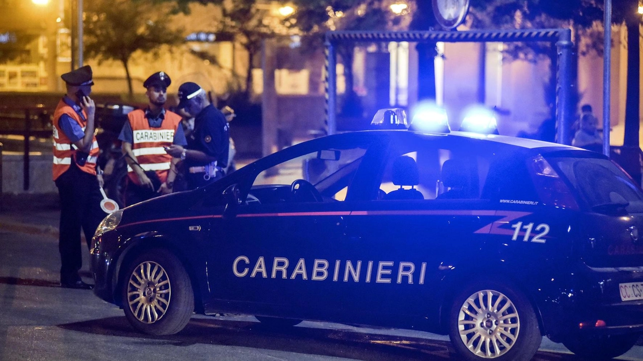 Fugge dai carabinieri con il monopattino e quando loro lo raggiungono, li aggredisce, con l’aiuto di altri quattro amici e...