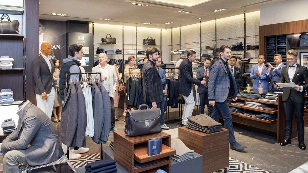 Monza, insieme ai fratelli Claudio e Roberto aveva creato la catena multi-brand. Nel 2003 l’acquisizione del gruppo di abbigliamento presente in tutto il mondo. Monza, insieme ai fratelli Claudio e Roberto aveva creato la catena multi-brand. Nel 2003 l’acquisizione del gruppo di abbigliamento presente in tutto il mondo.
