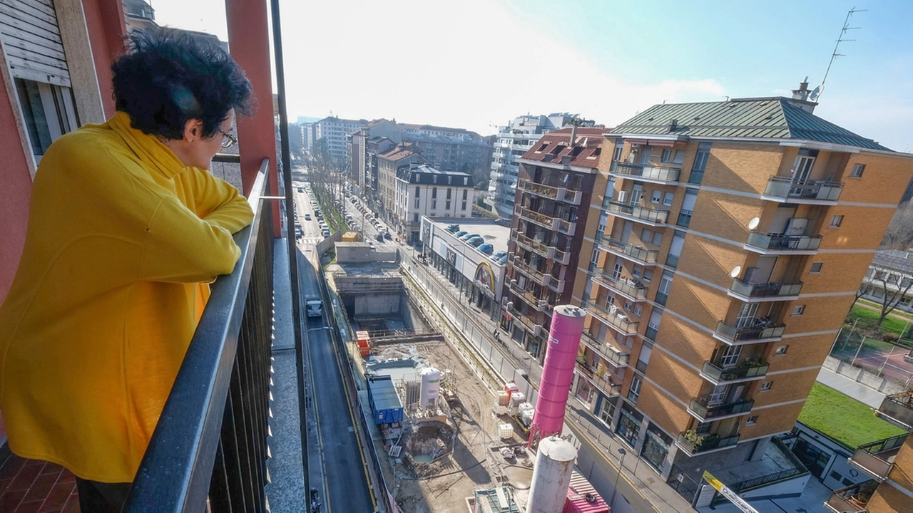 Un cantiere della M4 in via Lorenteggio a Milano