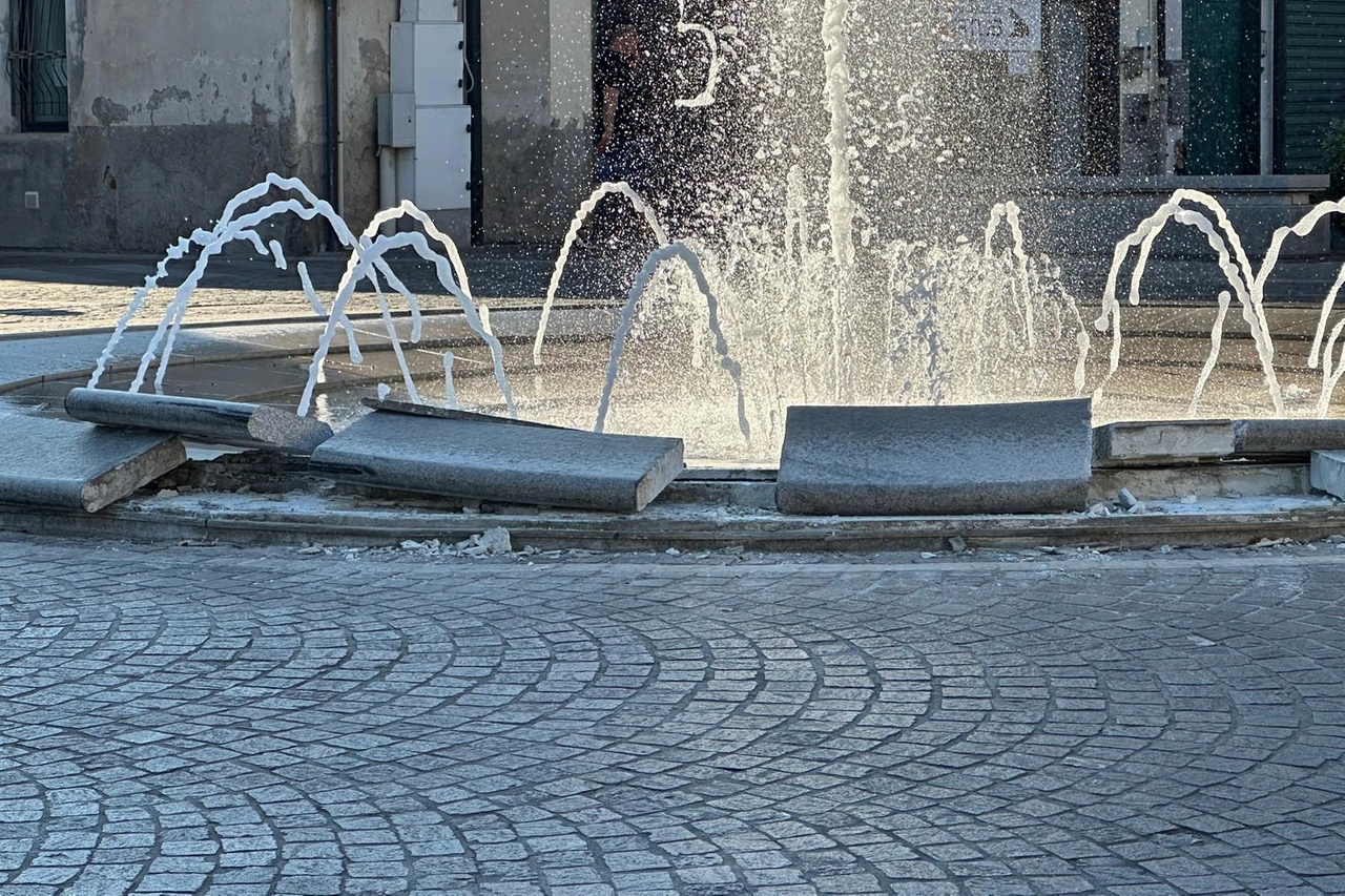 La fontana è stata quasi completamente distrutta