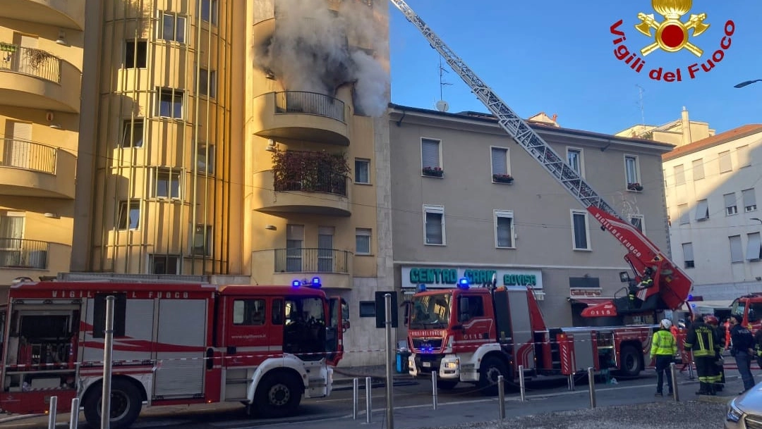 I vigili del fuoco in azione in un palazzo di via Baldinucci a Milano