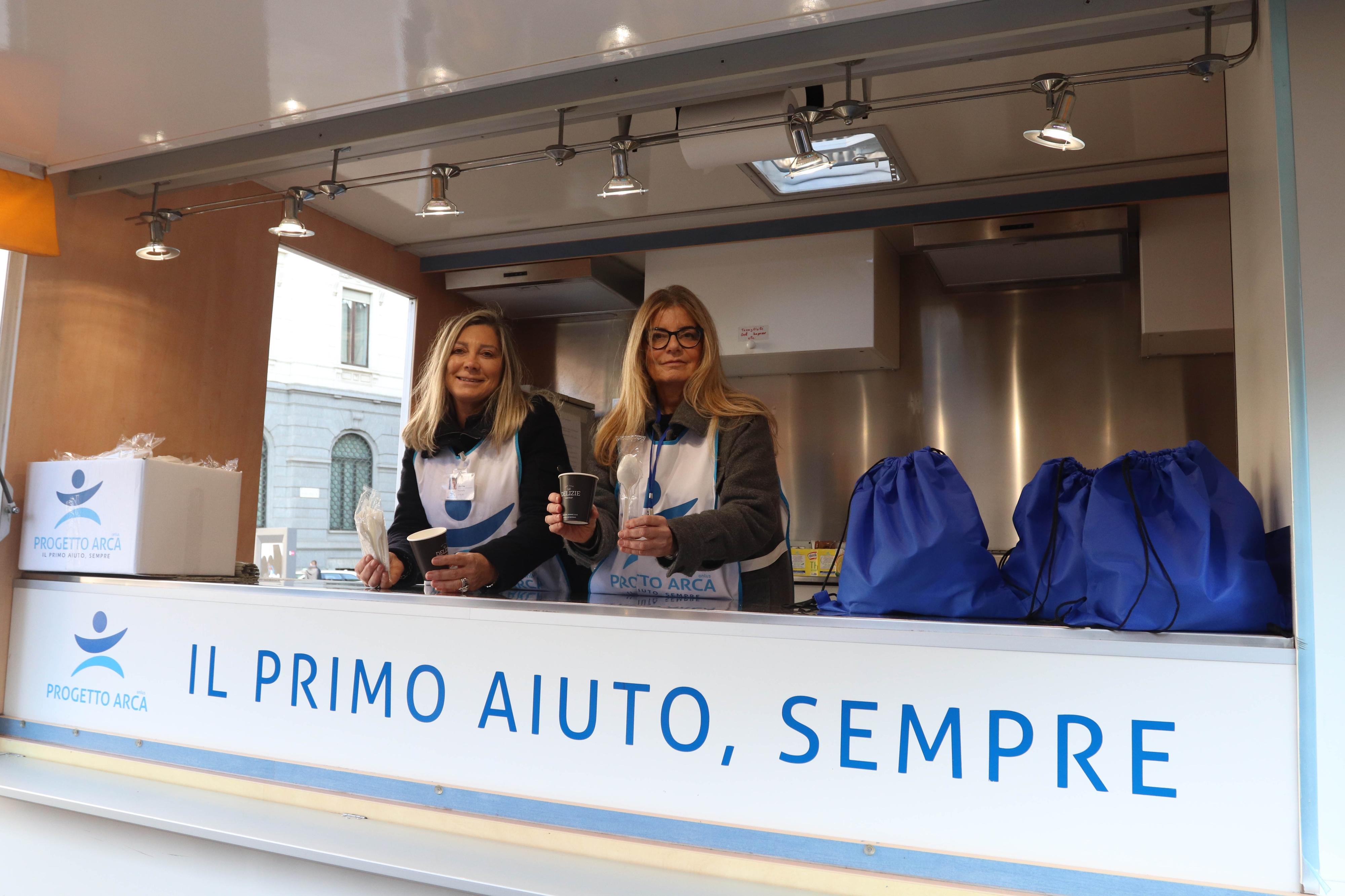 Il dramma nel dramma dei clochard travolti dal caldo record: “Distribuite 3mila bottigliette d’acqua, impegno raddoppiato”