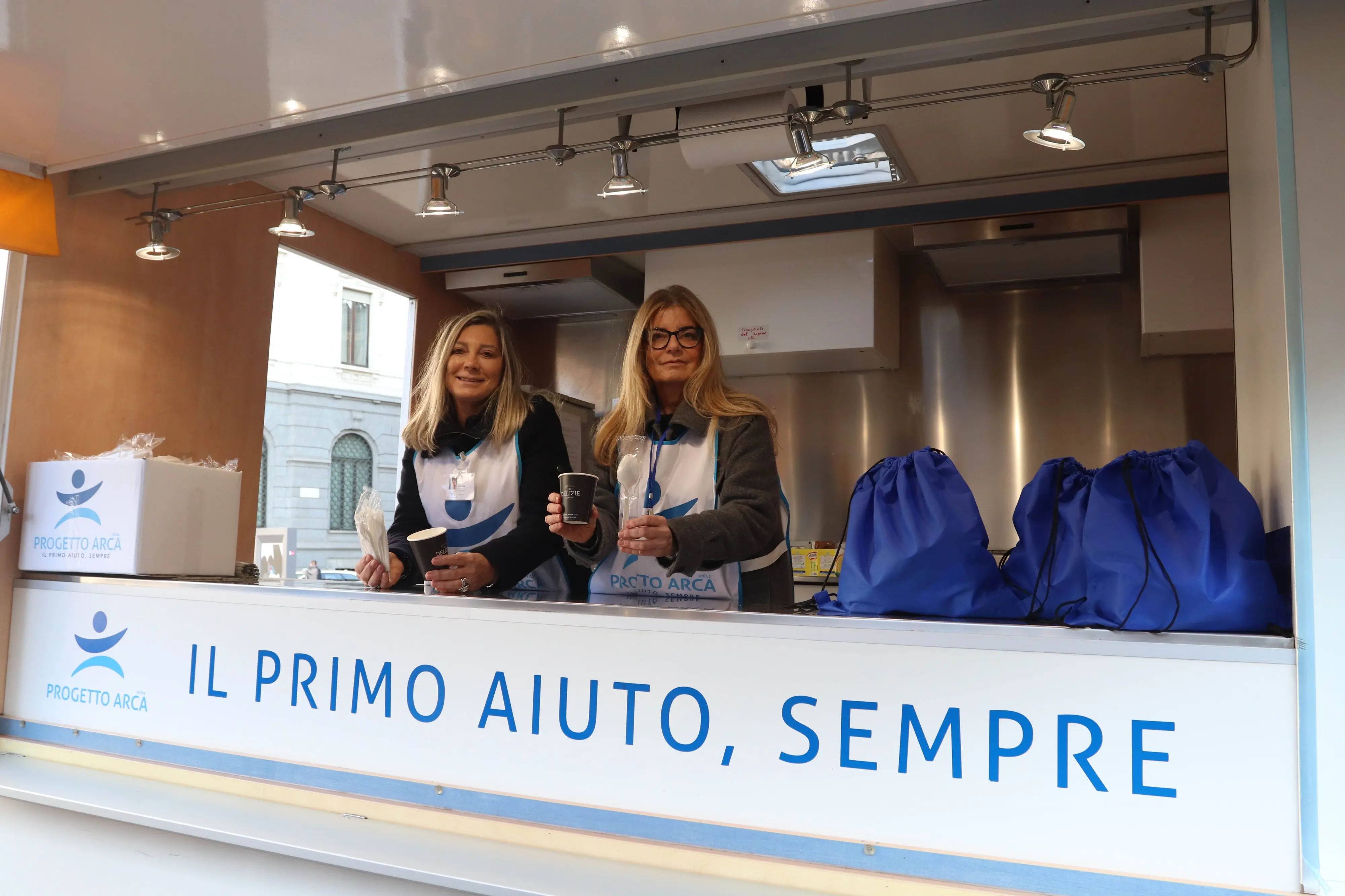 Il dramma nel dramma dei clochard travolti dal caldo record: “Distribuite 3mila bottigliette d’acqua, impegno raddoppiato”