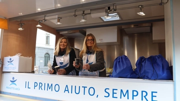 Il dramma nel dramma dei clochard travolti dal caldo record: “Distribuite 3mila bottigliette d’acqua, impegno raddoppiato”