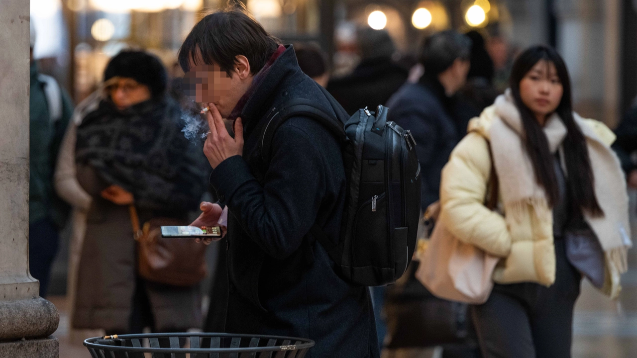 Stop alle sigarette all’aperto, a meno che non ci si trovi a distanza di 10 metri da un qualsiasi altro essere umano Stop alle sigarette all’aperto, a meno che non ci si trovi a distanza di 10 metri da un qualsiasi altro essere umano