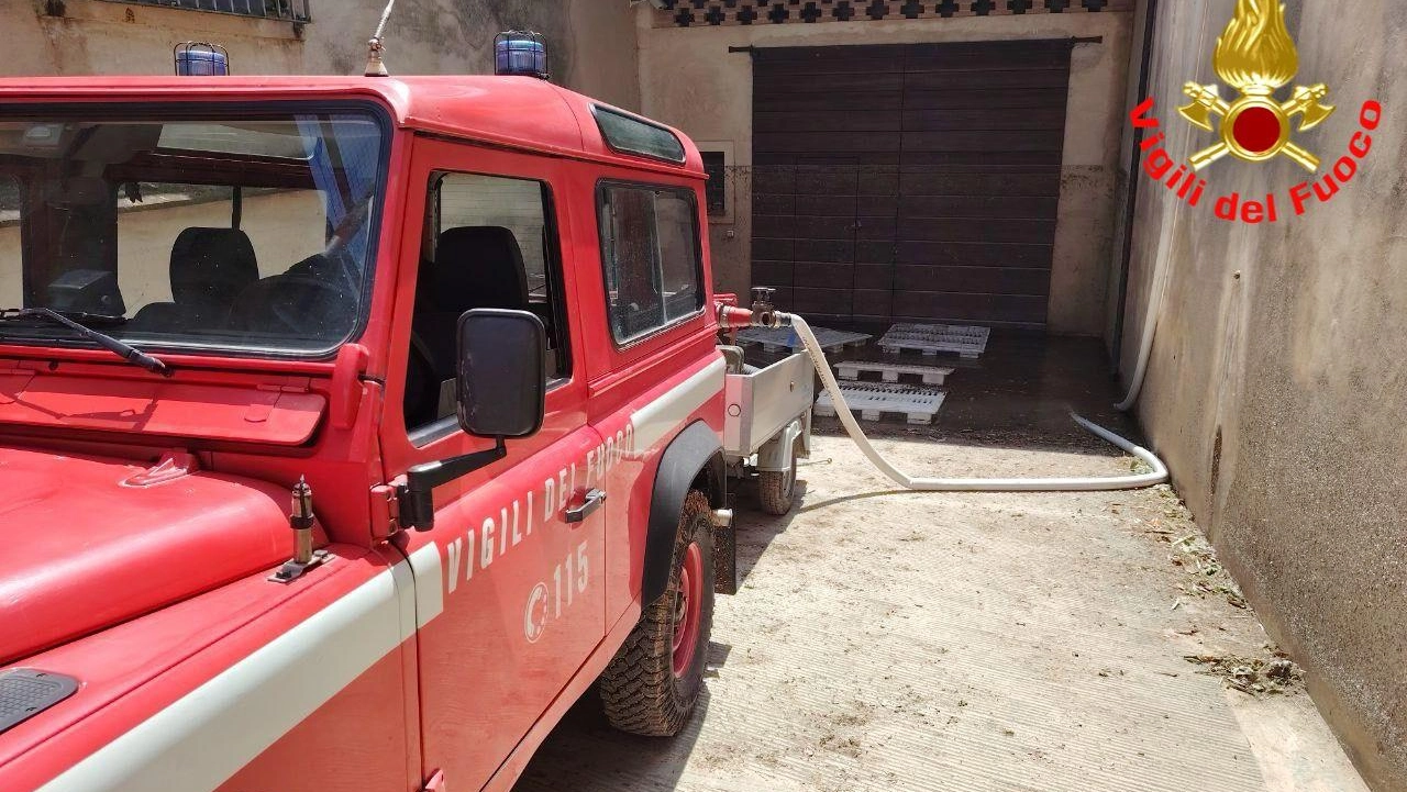 I vigili del fuoco al lavoro per un allagamento I vigili del fuoco al lavoro per un allagamento