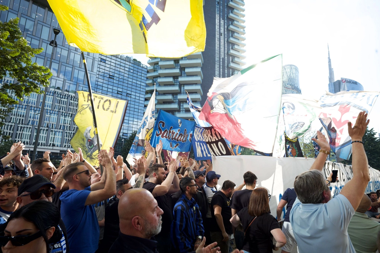 I tifosi interisti in protesta sotto la sede del club in viale Liberazione