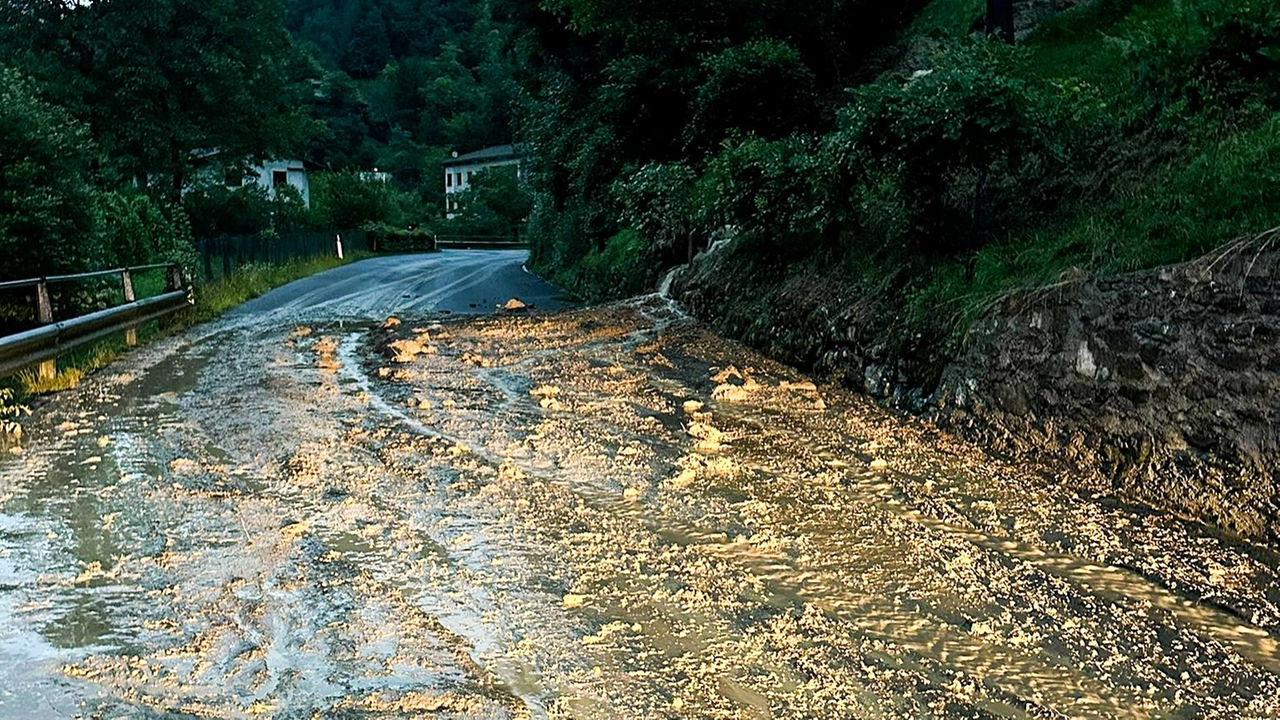 I Vigili del Fuoco Volontari di Vestone sono intervenuti nel comune di Pertica Bassa per alcune frane (Foto Facebook Vigili del fuoco Vestone)