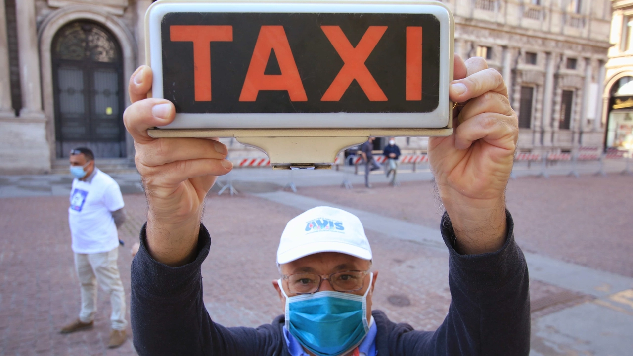 Una delle tante proteste dei tassisti milanesi contro le nuove licenze Una delle tante proteste dei tassisti milanesi contro le nuove licenze