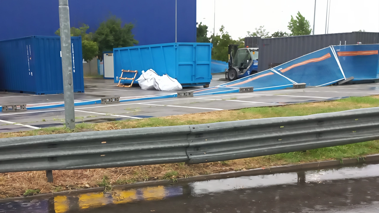 Nubifragio nel sud milanese: danni ingenti a Peschiera Borromeo e zone limitrofe. Alberi caduti, strade bloccate, allagamenti e blackout. Intervento di polizia e protezione civile. Nubifragio nel sud milanese: danni ingenti a Peschiera Borromeo e zone limitrofe. Alberi caduti, strade bloccate, allagamenti e blackout. Intervento di polizia e protezione civile.