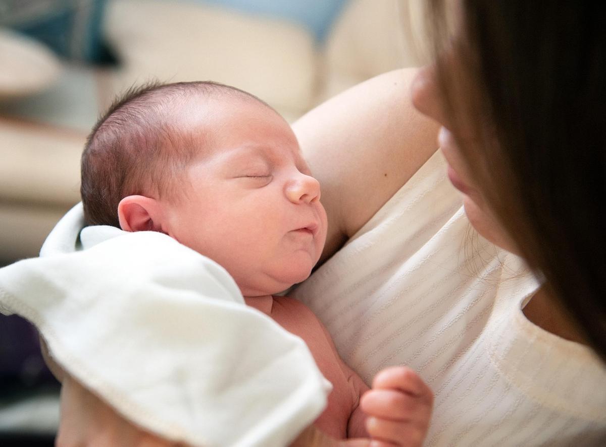 Parto in strada a Como, operatore salva mamma in travaglio e fa nascere il bimbo