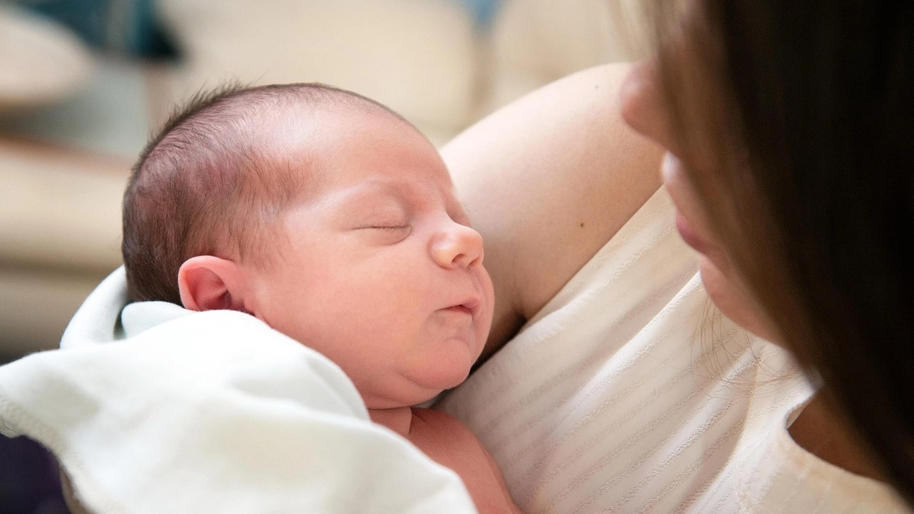 Una neomamma culla il suo bambino tra le braccia (immagine di repertorio)