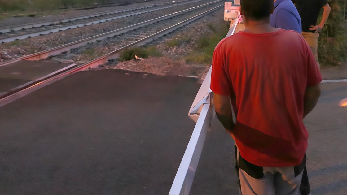 travolta e uccisa dal treno la vittima è una 14enne da Ilgiorno.it travolta e uccisa dal treno la vittima è una 14enne