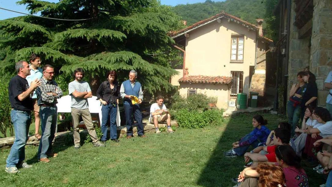 A trasformare il piccolo borgo di Colle Brianza sulle pendici del San Genesio sono gli artisti di Campsirago Residenza