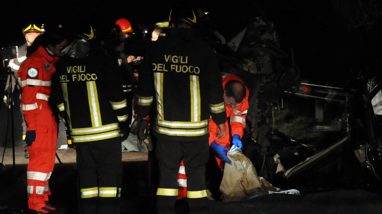 Soccorsi in autostrada: ambulanza e vigili del fuoco in azione (foto di repertorio) Soccorsi in autostrada: ambulanza e vigili del fuoco in azione (foto di repertorio)