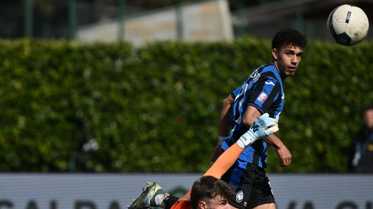 Dominic Vavassori salta il portiere siglando la terza rete dell’Atalanta Under 23 Dominic Vavassori salta il portiere siglando la terza rete dell’Atalanta Under 23