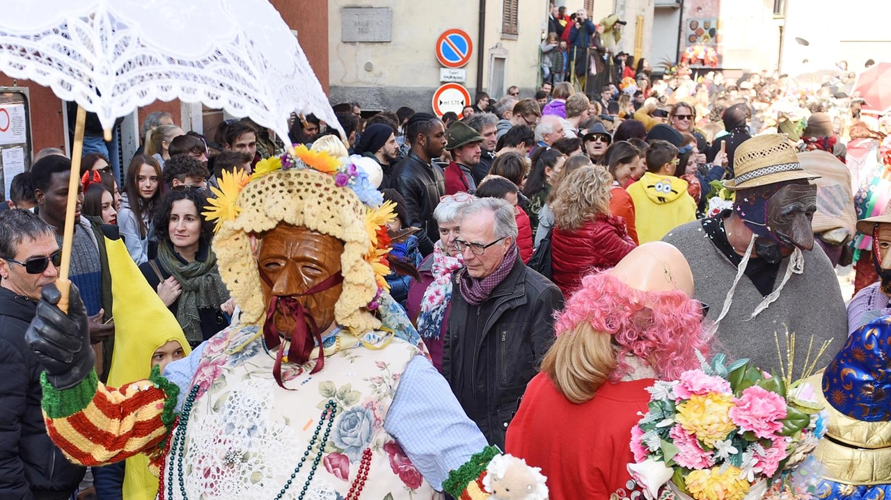 Sempre uguale, ma ogni volta diverso il Carnevale di Schignano. I Bej, i Brut, i Sapeur e gli altri personaggi... Sempre uguale, ma ogni volta diverso il Carnevale di Schignano. I Bej, i Brut, i Sapeur e gli altri personaggi...