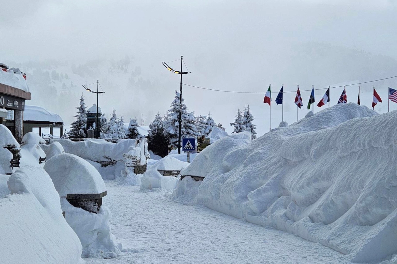 Le spettacolari immagini di Sestriere ricoperto da quasi 2 metri di neve dopo le intense nevicate degli ultimi giorni