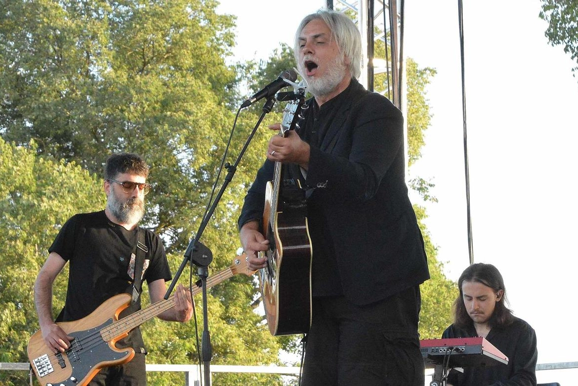 Il concerto di Paolo Benvegnù, l’ultima edizione del Mengo Music Fest di Arezzo a cui ha partecipato il cantautore