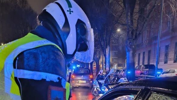 Un agente della polizia locale sottopone ad alcoltest un automobilista