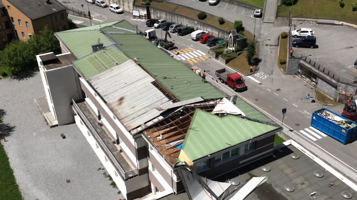 Il tetto semiscoperchiato della scuola secondaria di primo grado “Papa Giovanni XXIII” di Ponte Nossa