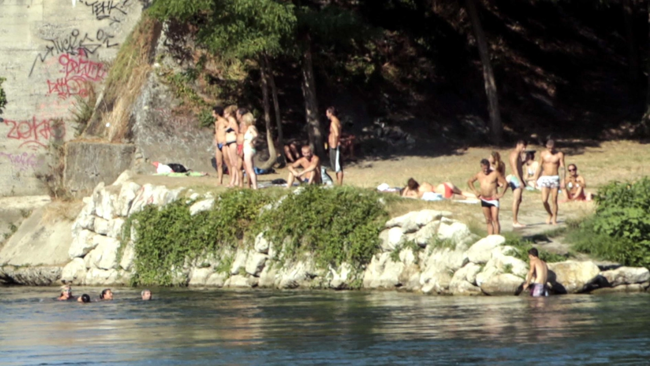 La zona dove giovedì il ragazzino arrivato in spiaggia con la zia e alcuni amici si è tuffato trovandosi subito in difficoltà La zona dove giovedì il ragazzino arrivato in spiaggia con la zia e alcuni amici si è tuffato trovandosi subito in difficoltà