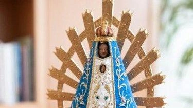 La rettrice della Cattolica Elena Beccalli ha trovato un regalo ad attenderla a Casa Santa Marta, dov’è andata a salutare...