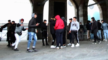 Parla il padre del ragazzo rapinato e pestato dal branco dopo la serata sui Navigli: “Milano fa paura”