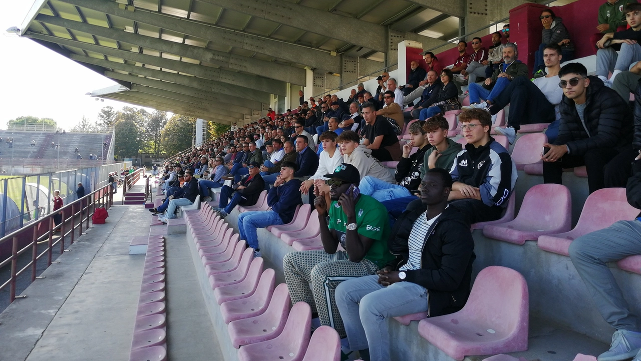Terminati i lavori della tribuna al campo di calcio di via Melzi e il cantiere alla palestra di via Roma Terminati i lavori della tribuna al campo di calcio di via Melzi e il cantiere alla palestra di via Roma