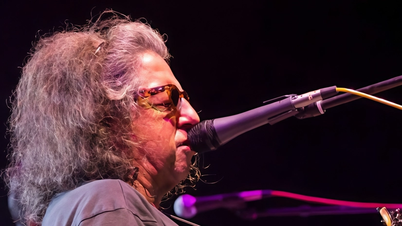 Una targa in memoria di Alberto Radius sarà svelata stasera al ClanDestino di Mediglia durante un concerto della Zero due Band, in onore del chitarrista scomparso nel 2023. Amici e colleghi rendono omaggio al maestro del suono. Una targa in memoria di Alberto Radius sarà svelata stasera al ClanDestino di Mediglia durante un concerto della Zero due Band, in onore del chitarrista scomparso nel 2023. Amici e colleghi rendono omaggio al maestro del suono.