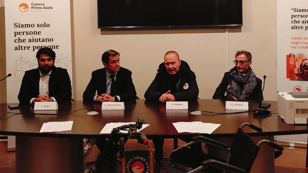 Quattro carrozzine elettriche nuove sono state donate e consegnate ieri all’Azienda socio-sanitaria territoriale di Lodi da parte dell’associazione di volontariato... Quattro carrozzine elettriche nuove sono state donate e consegnate ieri all’Azienda socio-sanitaria territoriale di Lodi da parte dell’associazione di volontariato...