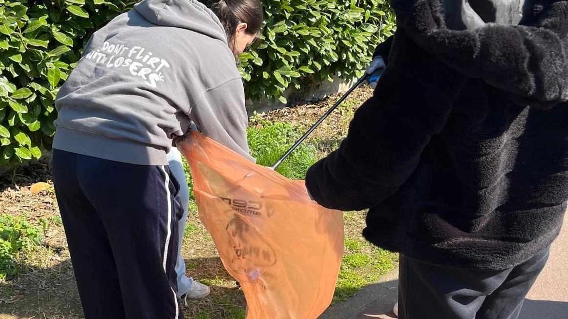 Spegni-centra-rispetta. Lotta ai mozziconi, sul Naviglio torna la campagna premiata da Plastic Free a Napoli, nuovi cestini per le...