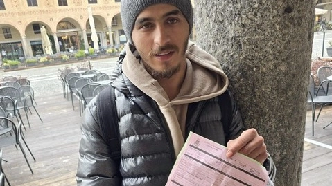 Il giovane mendicante multato in piazza Ducale