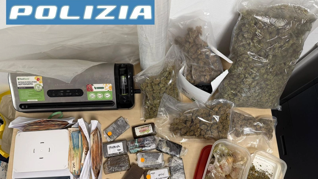 Droga e materiale per il confezionamento sequestrati dalla polizia Droga e materiale per il confezionamento sequestrati dalla polizia