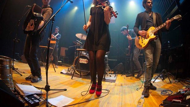 La folk band degli Alza Trad formata dai membri del gruppo degli Alzamantes sarà in concerto domani sera La folk band degli Alza Trad formata dai membri del gruppo degli Alzamantes sarà in concerto domani sera