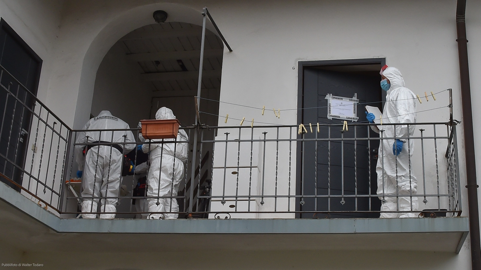 I rilievi dei carabinieri nell'appartamento di Carol Maltesi