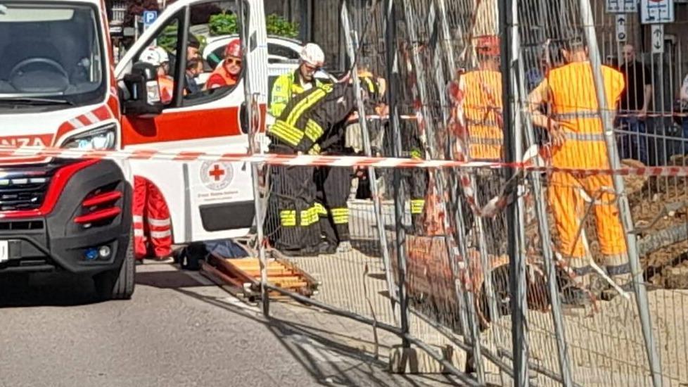 operaio incastrato in una buca liberato dai vigili del fuoco ricoverato in gravi condizioni